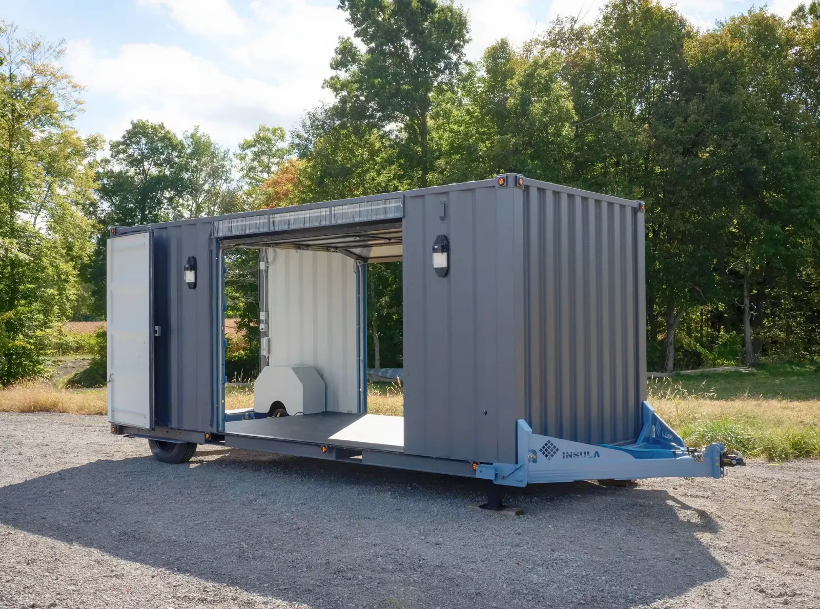Insula container trailer with side doors open